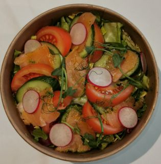 Sałatka z łososiem 80g/150g