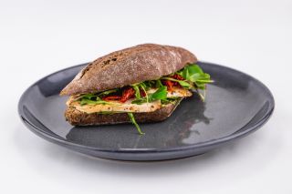 Kanapka  z indykiem i suszonymi pomidorami 