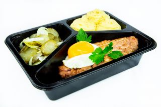 Sznycel z jajkiem/ziemniaki puree/surówka z ogórków kiszonych 120g/250g