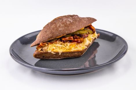 Kanapka z szarpaną wieprzowiną